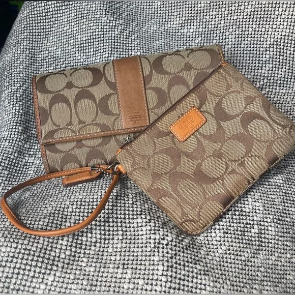 Coach Signature Canvas Wristlet and wallet Set in Brown/Tan - Picture 1 of 7